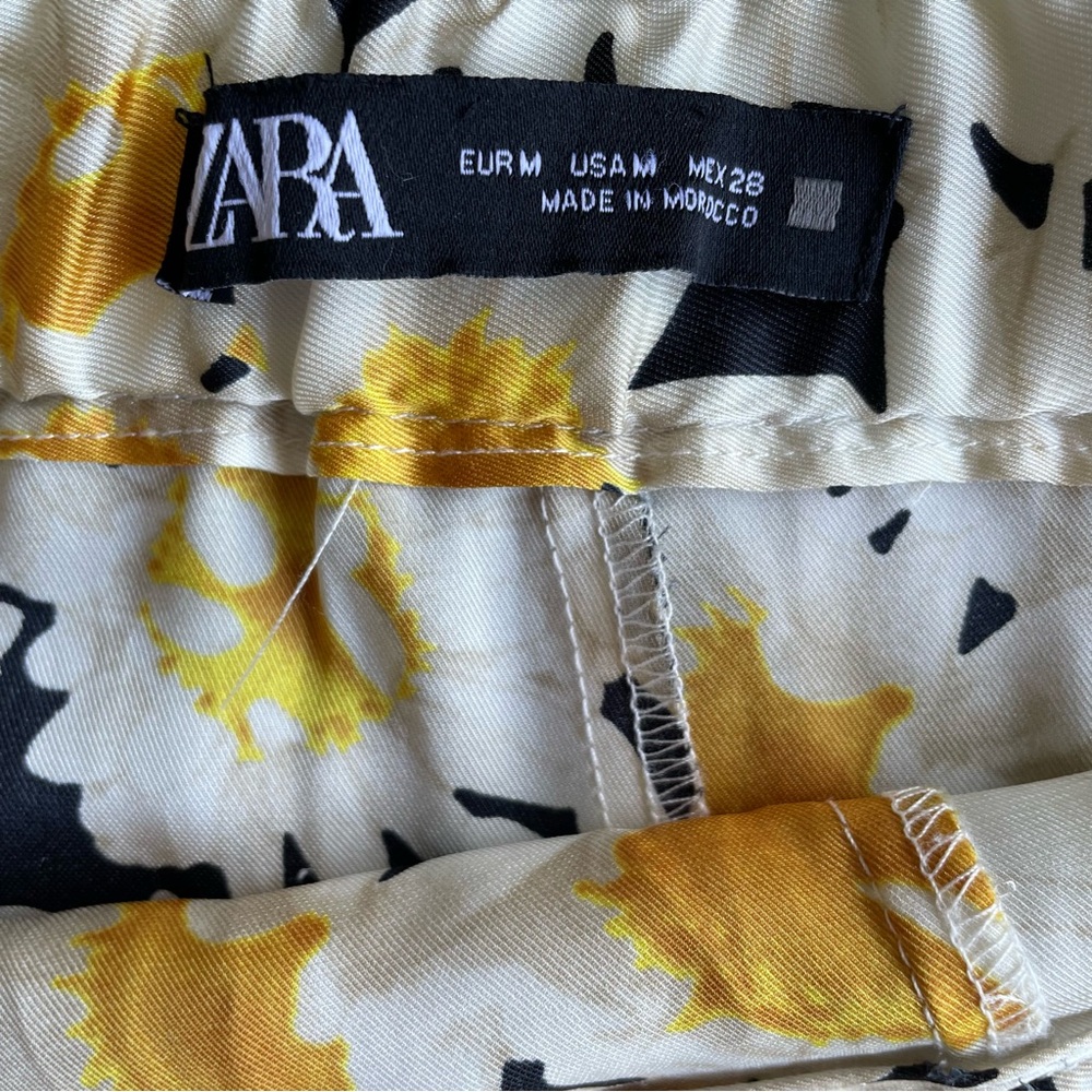 Zara A- Line Daisy Mini Skirt in Yellow and White | Medium - Picture 5 of 7